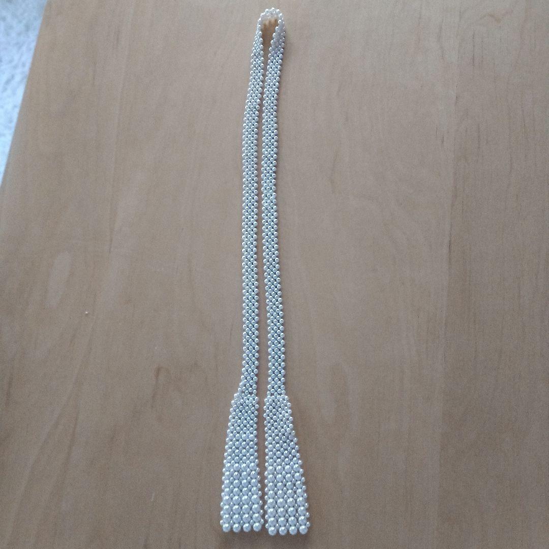 White pearl-style ribbon-shaped bolo tie
